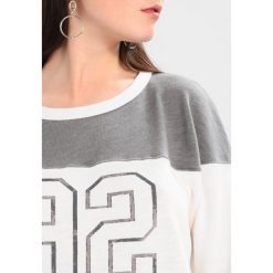 Swetry klasyczne damskie: Abercrombie & Fitch FOOTBALL Sweter white
