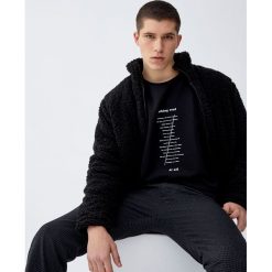 Koszulka z fakturą i napisem. Białe koszulki męskie Pull&Bear, m, z napisami, bez kołnierzyka, z krótkim rękawem, krótkie. Za 59,90 zł.