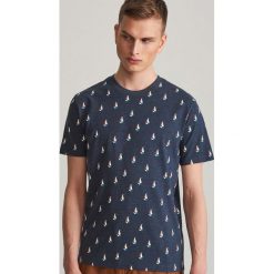 T-shirt z nadrukiem na całości - Granatowy. Niebieskie t-shirty męskie Reserved, s, z nadrukiem, bez kołnierzyka. Za 49,99 zł.