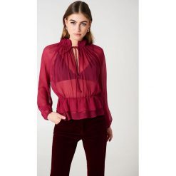 NA-KD Boho Top ze stójką - Purple. Fioletowe topy damskie marki NA-KD Boho, bez wzorów, z poliesteru, ze stójką. W wyprzedaży za 64,76 zł.