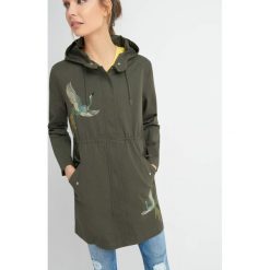 Kurtka parka. Zielone parki damskie Orsay, na wiosnę, m, z haftami, z jeansu. W wyprzedaży za 140,00 zł.