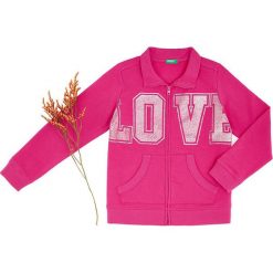 Bluza w kolorze różowym. Różowe bluzy niemowlęce Benetton Kids, z nadrukiem, bez rękawów, bez kaptura. W wyprzedaży za 42,95 zł.