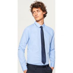 Koszula regular fit - Niebieski. Białe koszule męskie marki Reserved, l. W wyprzedaży za 49,99 zł.