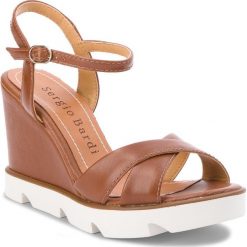 Sandały SERGIO BARDI - Brumano SS127314518KD 104. Pomarańczowe klapki damskie Sergio Bardi, bez wzorów, ze skóry ekologicznej, bez obcasa, na obcasie. W wyprzedaży za 169,00 zł.