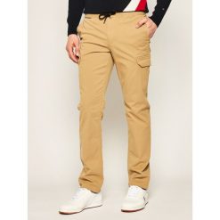 Spodnie materiałowe TOMMY HILFIGER Denton Cargo Light Stretch Twill MW0MW13682. Pomarańczowe jeansy męskie TOMMY HILFIGER, m, bez wzorów, z elastanu. W wyprzedaży za 339,00 zł.
