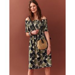 Sukienka midi z marszczeniami. Brązowe sukienki damskie Top Secret, na co dzień, na lato, z nadrukiem, z tkaniny, eleganckie, bez kołnierzyka, z krótkim rękawem, krótkie, midi, dopasowane. W wyprzedaży za 49,99 zł.