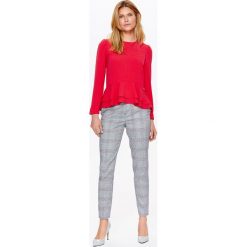 BLUZKA DAMSKA ELEGANCKA Z DELIKATNĄ BASKINKĄ. Czerwone bluzki damskie marki Top Secret, z dzianiny, eleganckie, z długim rękawem. W wyprzedaży za 89,99 zł.