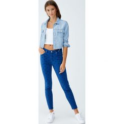 Wzorzyste jeansy skinny fit. Niebieskie jeansy damskie marki Pull&Bear, z jeansu. Za 99,90 zł.