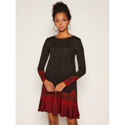 Sukienka codzienna Desigual Nagoya 20WWVKA4. Czarne sukienki damskie Desigual, na co dzień, xxl, bez wzorów, bez kołnierzyka, bez rękawów, proste. Za 349,00 zł.