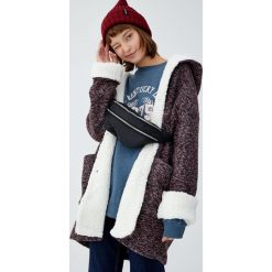 Dzianinowy płaszcz z kapturem. Czerwone płaszcze damskie marki Pull&Bear, bez wzorów, z dzianiny. Za 199,00 zł.