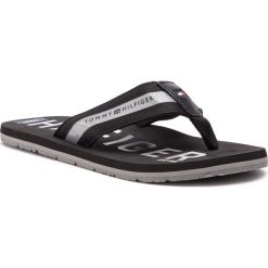 Japonki TOMMY HILFIGER - Bold Hilfiger Beach Sandal FM0FM01928 Black 990. Czarne klapki męskie TOMMY HILFIGER, bez wzorów, ze skóry. W wyprzedaży za 119,00 zł.