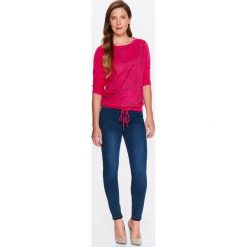 BLUZA NIEROZPINANA DAMSKA, Z BŁYSZCZĄCYM, KWIATOWYM NADRUKIEM Z PRZODU. Różowe bluzy damskie Top Secret, na lato, z nadrukiem, z dzianiny, bez rękawów, bez kaptura. W wyprzedaży za 29,99 zł.