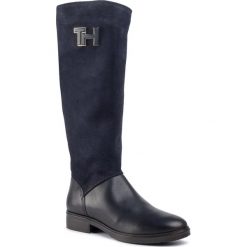 Oficerki TOMMY HILFIGER - Essential Suede Longboot FW0FW04322 Midnight 403. Niebieskie kozaki damskie TOMMY HILFIGER, ze skóry, bez obcasa, bez zapięcia. Za 899,00 zł.