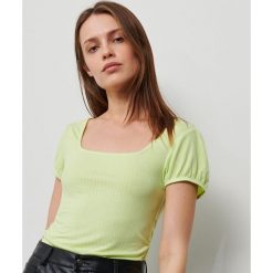 T-shirt z prążkowanej dzianiny - Zielony. Zielone t-shirty damskie Reserved, s, bez wzorów, z dzianiny, bez kołnierzyka. W wyprzedaży za 44,99 zł.