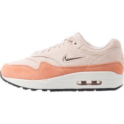 Nike Sportswear AIR MAX 1 Sneakersy niskie guava ice/metallic red bronze/terra blush/summit white. Różowe sneakersy damskie Nike Sportswear, bez wzorów, ze skóry, bez zapięcia. Za 589,00 zł.