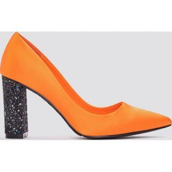 NA-KD Shoes Czółenka z błyszczącej satyny - Orange,Multicolor. Pomarańczowe czółenka damskie marki NA-KD Shoes, bez wzorów, z satyny, na średnim obcasie. W wyprzedaży za 48,58 zł.