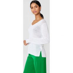 Rut&Circle Sweter dzianinowy z dekoltem V Ninni - White. Białe swetry damskie marki Rut&Circle, bez wzorów, z dzianiny, z długim rękawem, długie, bez kaptura. Za 68,95 zł.