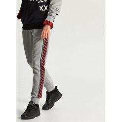 Dresowe joggery z lampasem - Szary. Szare spodnie męskie Cropp, s, bez wzorów, z dresówki. W wyprzedaży za 49,99 zł.