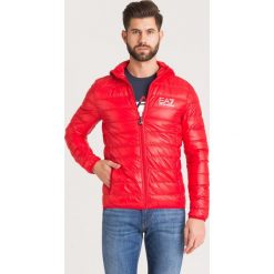 KURTKA PIKOWANA Emporio Armani. Czerwone płaszcze męskie EA7 Emporio Armani, m, z nadrukiem, z puchu, z kapturem. Za 699,00 zł.