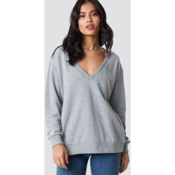 NA-KD Basic Bluza basic z dekoltem V - Grey. Szare bluzy damskie marki NA-KD Basic, bez wzorów, z bawełny, bez rękawów, bez kaptura. W wyprzedaży za 30,47 zł.