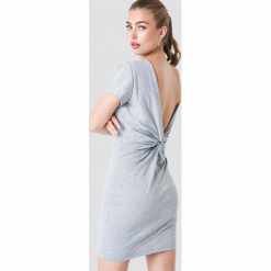 Rut&Circle Sukienka z węzłem na plecach - Grey. Żółte sukienki mini marki Rut&Circle, w kwiaty, z poliesteru, z kopertowym dekoltem, z długim rękawem, kopertowe. Za 121,95 zł.