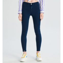 Jeansy skinny ze średnim stanem - Granatowy. Niebieskie jeansy damskie marki Sinsay. Za 39,99 zł.