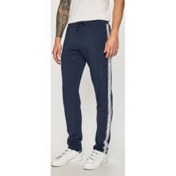 Guess Jeans - Spodnie. Niebieskie spodnie męskie Guess Jeans, s, z aplikacjami, z elastanu. W wyprzedaży za 329,90 zł.