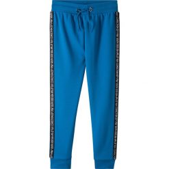 Spodnie sportowe bonprix lazurowy. Niebieskie spodnie chłopięce bonprix, w paski, sportowe, długie. Za 54,99 zł.