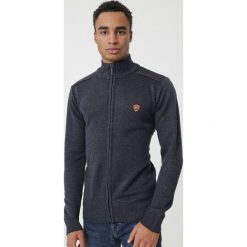 Granatowy Sweter Farrer. Niebieskie golfy męskie Born2be, xl, z aplikacjami, prążkowane. Za 79,99 zł.