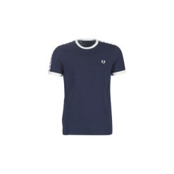 T-shirty z krótkim rękawem Fred Perry TAPED RINGER T-SHIRT. Niebieskie t-shirty męskie Fred Perry, xl, bez wzorów, bez kołnierzyka, krótkie. Za 249,00 zł.