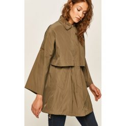 Geox - Parka. Żółte kurtki damskie Geox, bez wzorów, z poliesteru, długie, bez kaptura. W wyprzedaży za 799,90 zł.