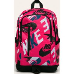 Nike Sportswear - Plecak. Różowe plecaki damskie Nike Sportswear, bez wzorów, z poliesteru. W wyprzedaży za 99,90 zł.