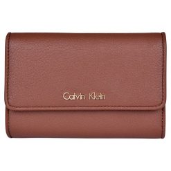 Calvin Klein Portfel damski Flap French Clutch - Brown. Brązowe portfele damskie Calvin Klein, bez wzorów. W wyprzedaży za 363,00 zł.