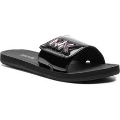 Klapki MICHAEL MICHAEL KORS - Mk Slide 40R9MKFA1A Black. Czarne klapki damskie MICHAEL Michael Kors, z aplikacjami, ze skóry ekologicznej, bez obcasa. W wyprzedaży za 209,00 zł.