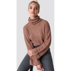 NA-KD Krótki sweter - Pink. Różowe golfy damskie marki NA-KD, z dzianiny, z krótkim rękawem. Za 113,00 zł.