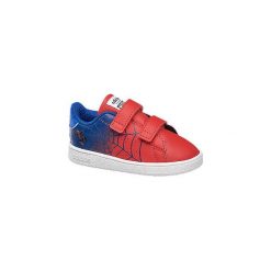 Czerwono-niebieskie sneakersy chłopięce adidas Advantage. Czerwone trampki chłopięce bez wzorów, z gumy, sportowe, na rzepy. Za 119,90 zł.