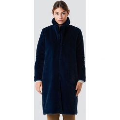 Płaszcze damskie: Rut&Circle Długi płaszcz ze sztucznym futrem - Blue,Navy