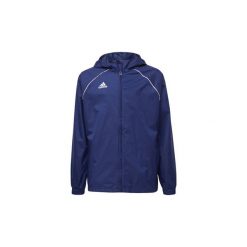 Kurtki krótkie Dziecko adidas Kurtka przeciwdeszczowa Core 18. Niebieskie kurtki chłopięce marki Adidas, krótkie. Za 149,00 zł.