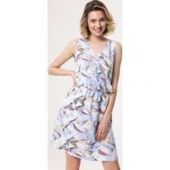 Niebieska Sukienka Fun And Show. Niebieskie sukienki damskie Born2be, na co dzień, s, bez wzorów, bez kołnierzyka, bez rękawów, mini, proste. Za 59,99 zł.