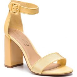 Sandały TOMMY HILFIGER - Heeled Sandal Tommy Pastel FW0FW04116 Golden Haze 731. Żółte klapki damskie TOMMY HILFIGER, bez wzorów, ze skóry, bez obcasa, na obcasie. W wyprzedaży za 429,00 zł.