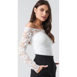 NA-KD Party Off Shoulder Fitted Lace Top - White. Białe topy damskie NA-KD Party, bez wzorów, z koronki, bez kołnierzyka. Za 100,95 zł.