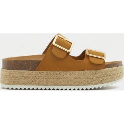Musztardowe klapki z juty ze sprzączkami. Klapki damskie Pull&Bear, bez wzorów, bez obcasa. Za 139,00 zł.