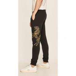 Roberto Cavalli Sport - Spodnie. Niebieskie spodnie męskie Roberto Cavalli Sport, na co dzień, xl, z nadrukiem, z bawełny, sportowe. Za 799,90 zł.