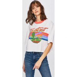 Wrangler - Top. Białe bluzki damskie Wrangler, s, z nadrukiem, z bawełny, z okrągłym kołnierzem. W wyprzedaży za 69,90 zł.