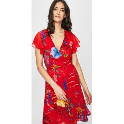 Desigual - Sukienka. Czerwone sukienki damskie Desigual, na co dzień, s, w kwiaty, z poliesteru, casualowe, bez kołnierzyka, z krótkim rękawem, krótkie, mini, rozkloszowane. W wyprzedaży za 179,90 zł.