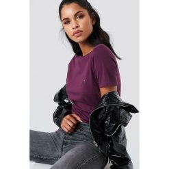 T-shirty damskie: NA-KD T-shirt z haftowaną różą na piersi - Purple