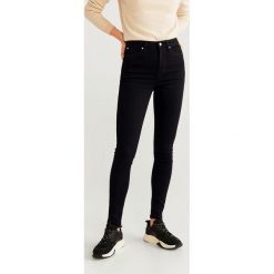 Mango - Jeansy Soho5. Czarne jeansy damskie Mango, bez wzorów, z elastanu, z podwyższonym stanem. W wyprzedaży za 97,90 zł.