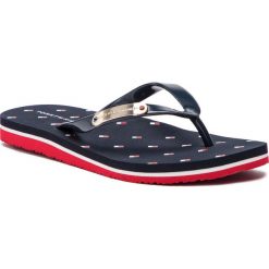Japonki TOMMY HILFIGER - Flag Print Rubber Beach Sandal FW0FW03656 Rwb 020. Niebieskie klapki damskie TOMMY HILFIGER, bez wzorów, z tworzywa sztucznego, bez obcasa. W wyprzedaży za 129,00 zł.