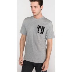 Tommy Hilfiger Koszulka Szary. Szare koszulki męskie TOMMY HILFIGER, s, z haftami, z bawełny, bez kołnierzyka, z krótkim rękawem, krótkie. Za 292,95 zł.