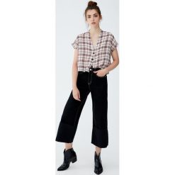 Krótkie jeansy z szerokimi nogawkami. Czarne jeansy damskie Pull&Bear, z jeansu. Za 109,00 zł.
